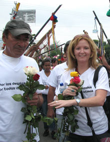 Kelly Nicholls participa de uma passeata em memória das vítimas do conflito na Colômbia. Foto cedida por Kelly Nicholls 