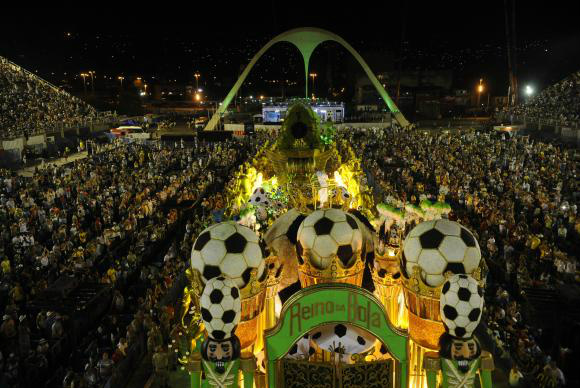 Rio de Janeiro - Carro abre-alas da Imperatriz Leopoldinense, o Reino da Bola, levantou a Marquês de Sapucaí no carnaval de 2014. Escolas investem cada vez mais na especialização de profissionais para a fabricação de alegorias e adereços diferenciados