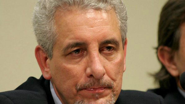 Supremo decide executar primeira prisão de condenado no mensalão Pizzolato foi condenado por ter autorizado repasses de dinheiro público do Banco do Brasil em favor das empresas do publicitário Marcos Valério