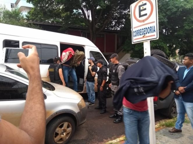 Gaeco cumpre mandado de busca e apreensão na operação Oiketicus Policiais são levados para a Corregedoria da PM em operação semana passada (Foto: Rodrigo Grando/ TV Morena)