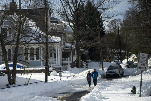 A tempestade “Jonas” foi a segunda mais intensa da história de Nova York, com 68 centímetros de neve, levemente abaixo do recorde de fevereiro de 2006 - EPA/Shawn Thew/Agência Lusa