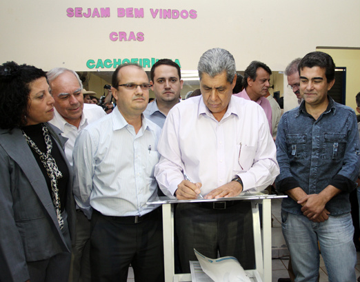 Governo e Sanesul levam investimentos de água e esgoto a bairros