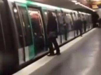França abre inquérito após ato racista de torcedores do Chelsea em Paris Momento em que passageiro negro é expulso de vagão do metrô parisiense por torcedores racistas do Chelsea é filmado por celular. - Reprodução Youtube