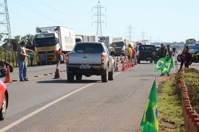 Caminhoneiros mantêm greve por terceiro dia consecutivo Protestesto ja dura tês dias consecutivos - Foto: Bruno Henrique/Correio do Estado