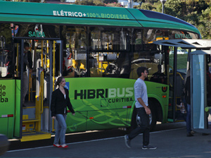 Ônibus híbrido da Volvo circulará com 100% de biodiesel em Curitiba