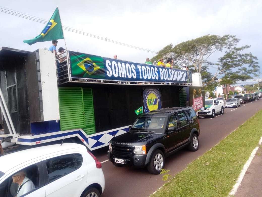 Trio elétrico conduziu carreata na Avenida Afonso Pena / Foto: Leonardo Rocha/CG News