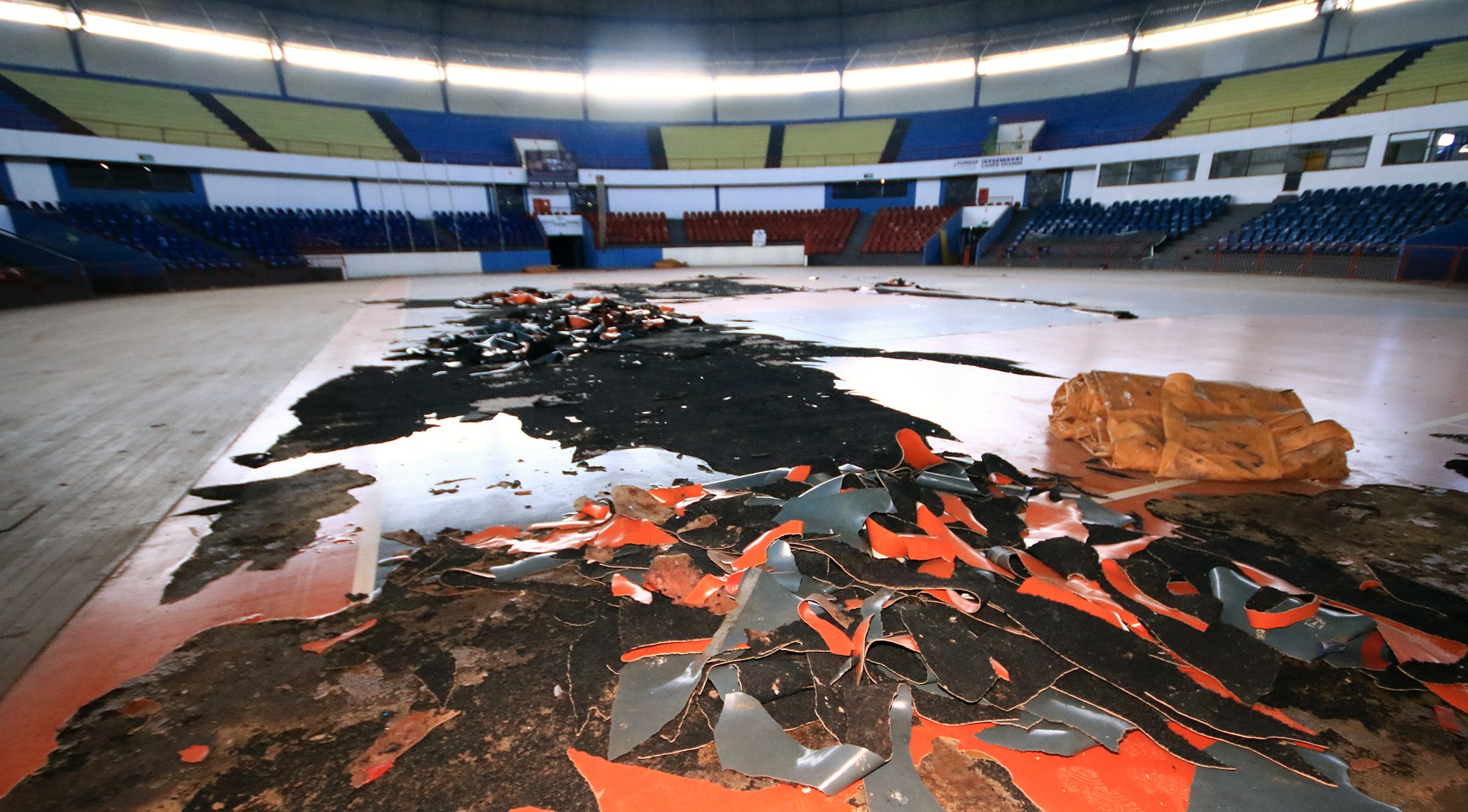 Ginásio Gnandizão foi licitado ano passado e obra foi abandonada pela metade - Foto: Edemir Rodrigues