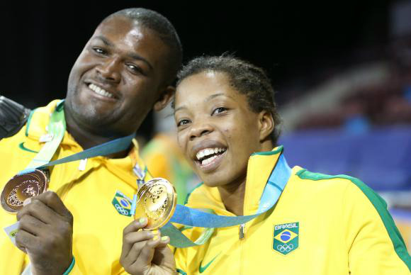 Joice Silva entrou para a história do esporte brasileiro ao vencer a cubana Yakelin Estornell e ganhar a primeira medalha de ouro da luta olímpica. Mais cedo, Davi Albino ganhou o bronze - Foto divulgação/Comitê Olímpico Brasileiro