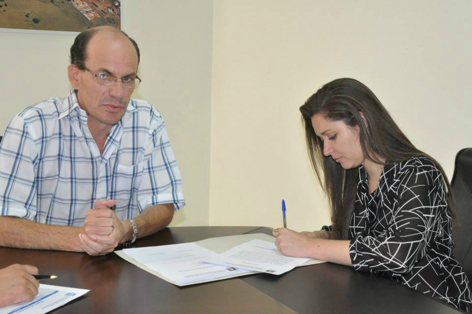 Gleyce Brandão e Caio Fachin são os novos procuradores do executivo de Amambai Procuradora Municipal Gleyce Brandão com o prefeito Sérgio Barbosa.