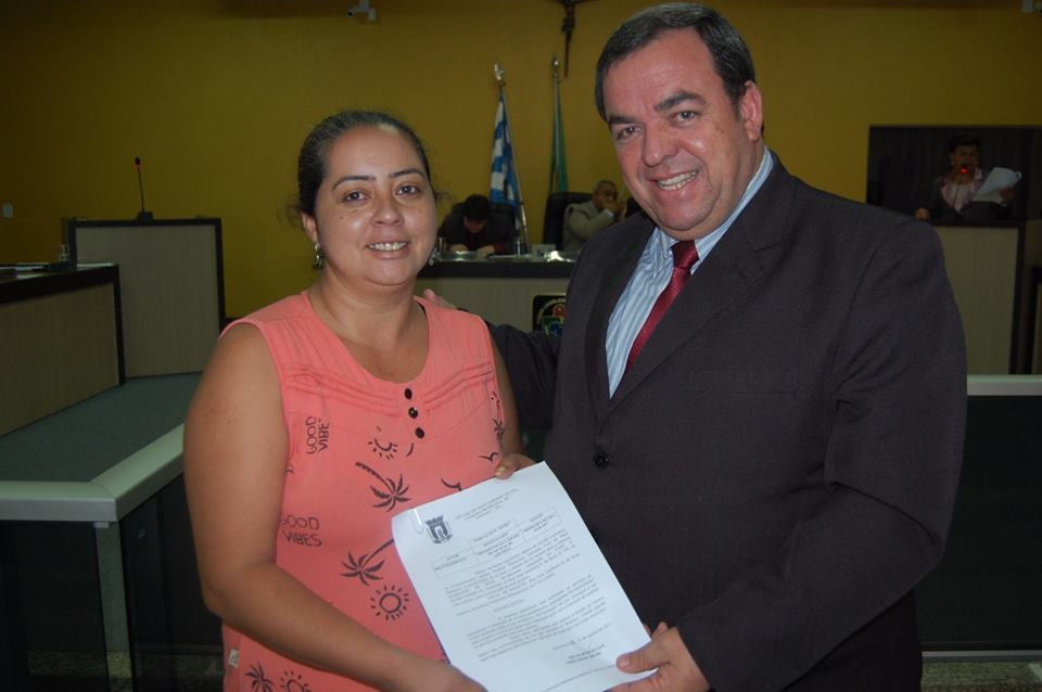 Dilmar requer doação de terreno para empresa amambaiense Vereador de Amambai, Dilmar Bervian (DEM) com a empresária Marilene de Sene Foto: Assessoria