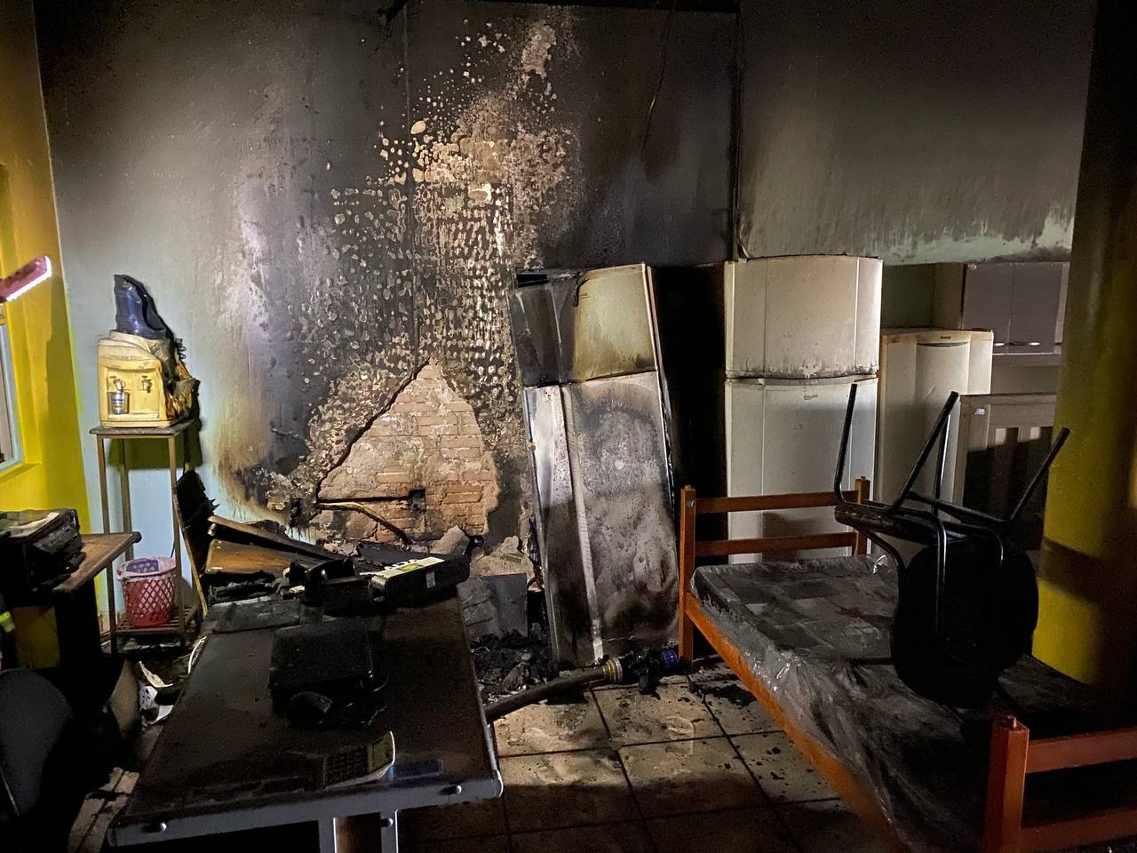 Bombeiros controlam incêndio e evitam grande desastre em Amambai Incêndio aconteceu na manhã dessa quinta-feira (20) / Foto: Corpo de Bombeiros