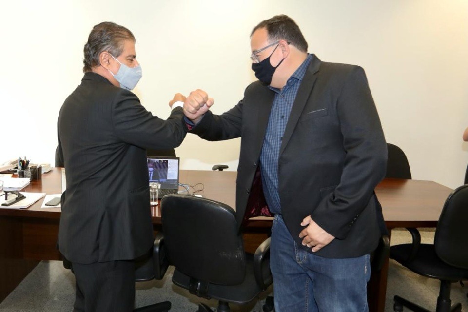 Senador Nelsinho Trad e o prefeito Dr. Bandeira em Brasília nessa quarta-feira. Protocolo sanitáirio foi respeitado pelos dois polítcos, que também são médicos  