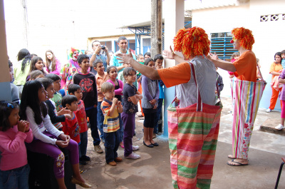 Palhaços fizeram a alegria das crianças na tarde deste sábado no Epam. 