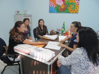 Secretária Vera Lorensetti debatendo com assessoras do Estado e do município de Amambai a implantação do programaFoto: Moreira Produções 
