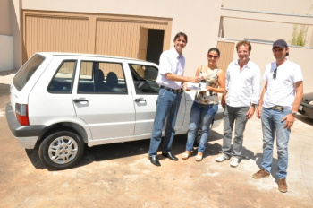 Vigilância Sanitária de Amambai tem novo veículo Prefeito entregou a chave do veículo 0Km a coordenadora da vigilância, Geise Oliveira, juntamente com o secretário Ednor e com o vereador Luciney