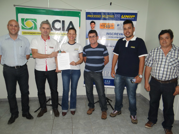 Diretoria da ACIA com Cristina Vedana e Flávio Mendes, coordenadora e assessor da Unip de Amambai / Foto: Moreira Produções