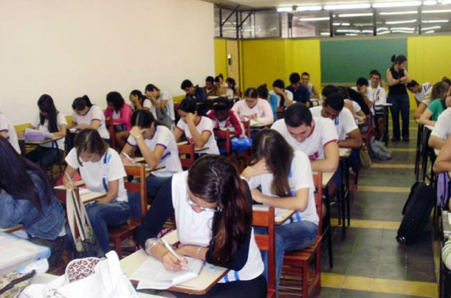 Justiça dá a três alunos acesso à redação do Enem Justiça dá a três alunos acesso à redação do Enem