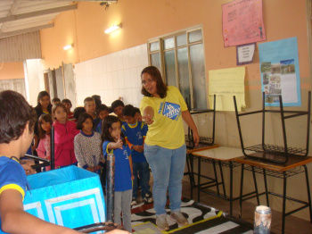A gestora de Educação e Segurança no Trânsito, Janaína Pucheria, em uma simulação de trânsito com  crianças.