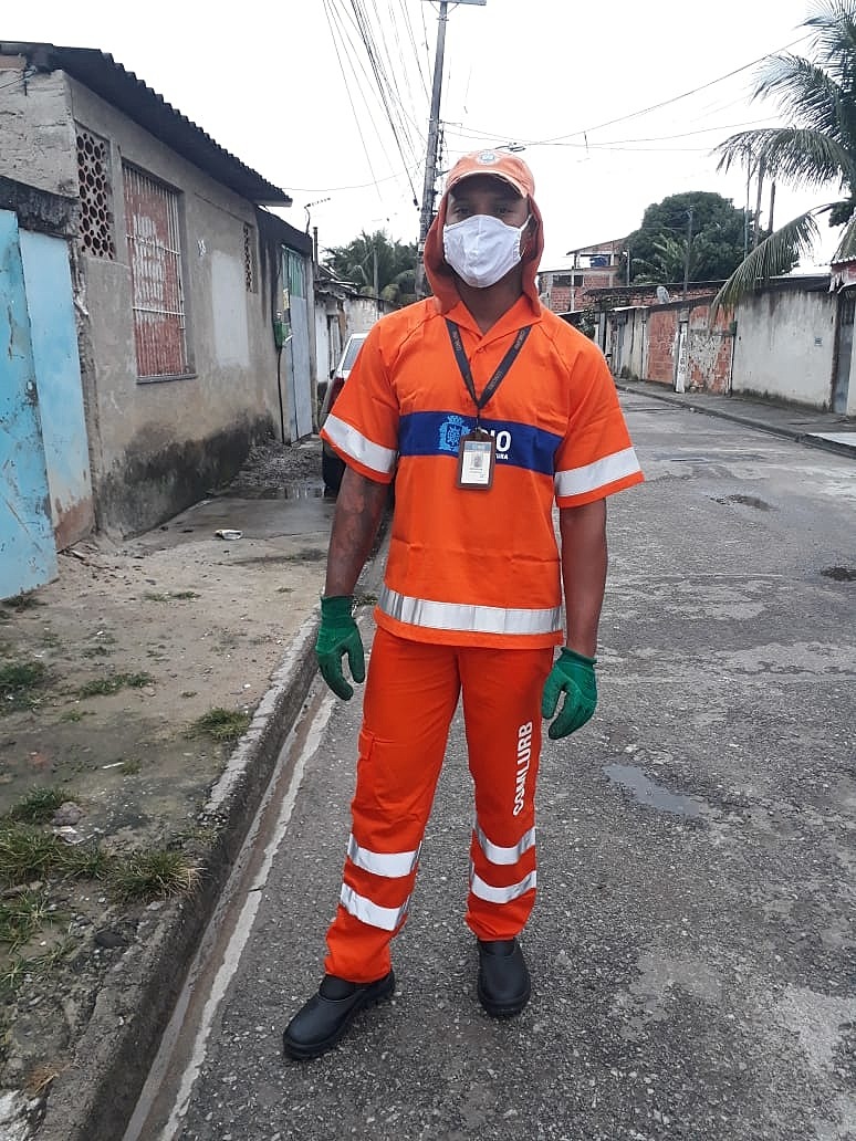Expostos ao coronavírus, garis trabalham com medo: "Tem muito lixo contaminado" Douglas trabalha como gari há 6 anos na Favela da Maré / Foto: Arquivo Pessoal