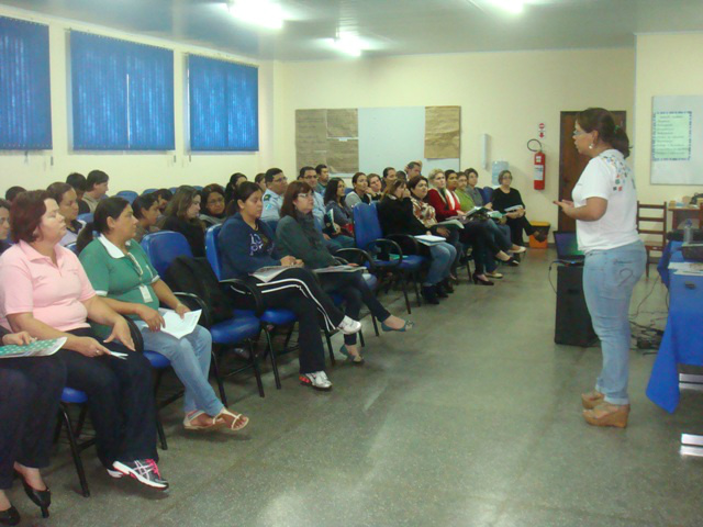 Encontro pedagógico realizado com professores, coordenadores e diretores de escolas de Amambai.