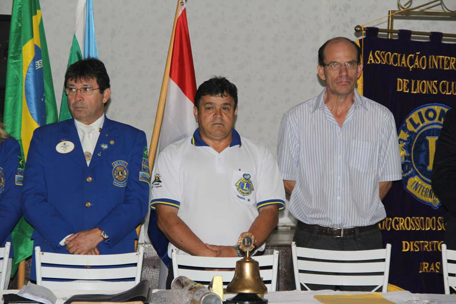 Lions Clube Cidade Crepúsculo reassume sua sede em Amambai (E/D) - O Governador do Lions, Antônio José, presidente do Lions de Amambai, Alcibes de Araújo, e o prefeito Sérgio Barbosa.