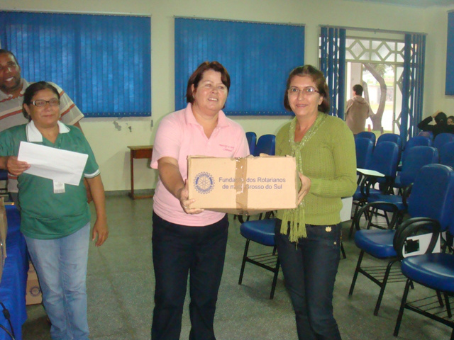 A coordenadora municipal do programa Educação para o Trânsito, Zaira Vasconcelos (E), e a diretora do CEI Nossa Lar, Eronildes dos Santos Saldanha, durante entrega de kit doado pelo Rotary.