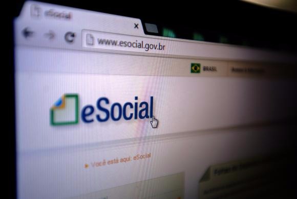 Empregadores domésticos têm até hoje para pagar guia de agosto do eSocial Recolhimento de impostos na contratação dos empregados domésticos pelo eSocial começou em novembro de 2015
