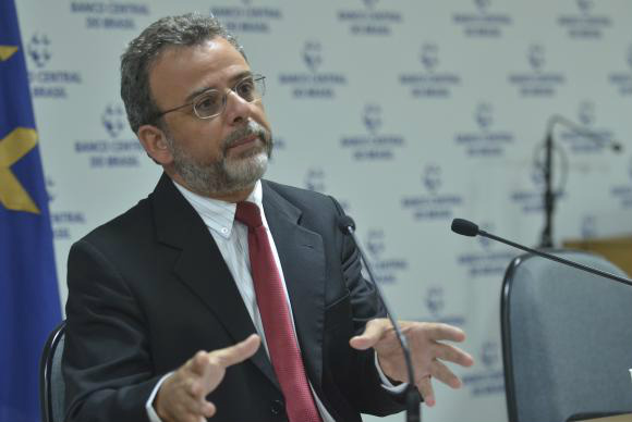 Com alta do dólar e queda da economia, contas externas têm menor déficit O chefe do Departamento Econômico do Banco Central, Tulio Maciel
