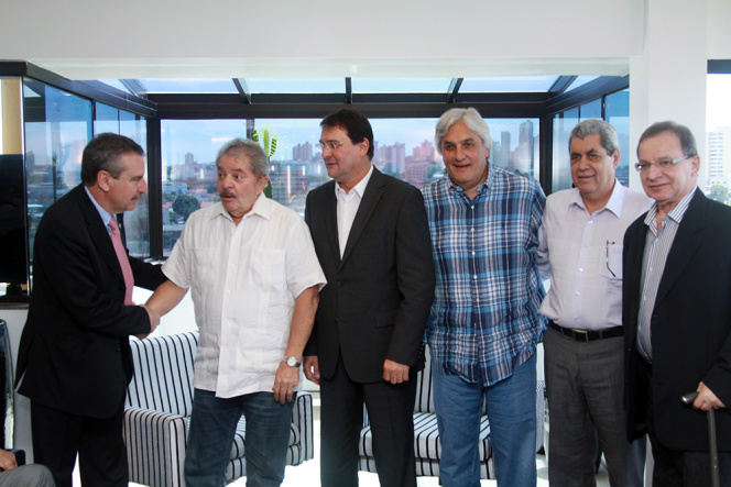 Paulo Corrêa afirma que Lula pode ajudar MS a resolver conflitos fundiários A solução para os conflitos agrários em MS envolvendo índios e produtores rurais foi a principal reivindicação apresentada peloS presidentes da Fiems e da Fecomério ao ex-presidente Luiz Inácio Lula da Silva.