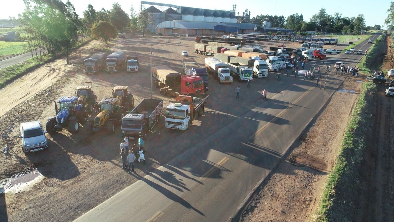 Greve dos Caminhoneiros já causa impactos em Amambai Caminhoneiros estão paralisados na rodovia MS-386 / Foto: Divulgação
