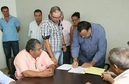 Aprovados em concurso público municipal tomam posse em Amambai Momento que o prefeito Dr. Bandeira assinava a posse dos novos servidores da Prefeitura de AmambaiFoto: Robson Fritzen