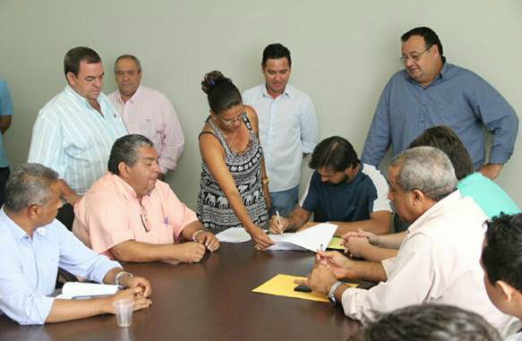 Aprovados em concurso público municipal tomam posse em Amambai Solenidade que deu posse aos novos servidores ocorreu na sala de reuniões do Paço MunicipalFoto: Robson Fritzen