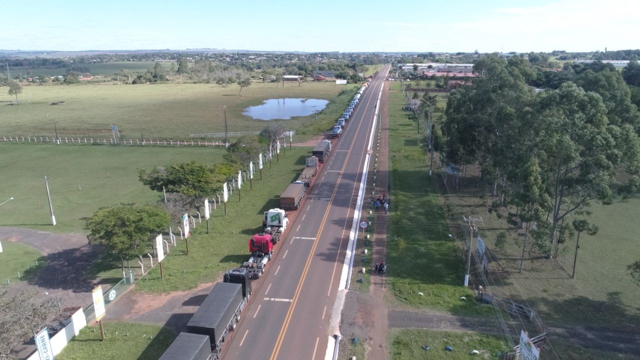 Caminhoneiros paralisados em Amambai / Foto: Divulgação