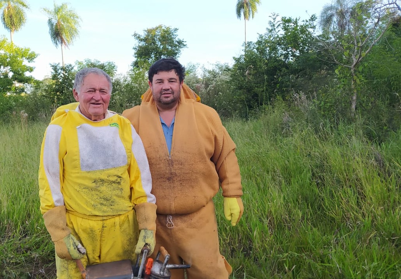 Apicultores amambaienses produziram 30 toneladas de mel neste ano Associação de Apicultores de Amambai (AAA) é formada por 38 produtores, dois deles, na foto. / Foto: Arquivo Pessoal