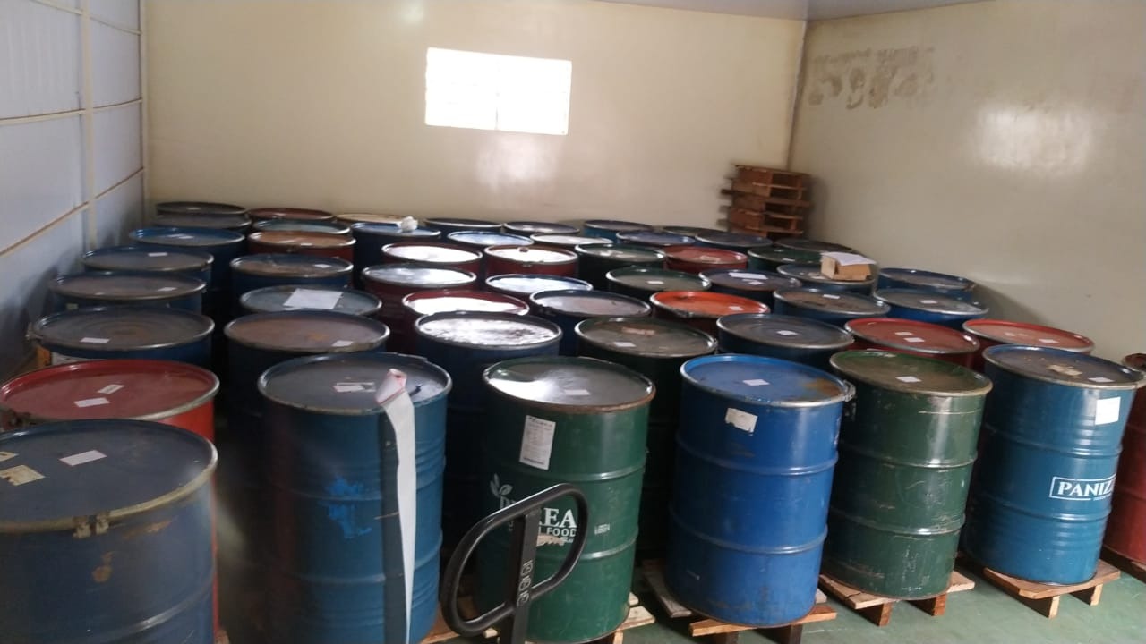 Apicultores amambaienses produziram 30 toneladas de mel neste ano Dentro desses galões está uma parte das 22 toneladas de mel que vão para o entreposto em Campo Grande nos próximos dias / Foto: Arquivo