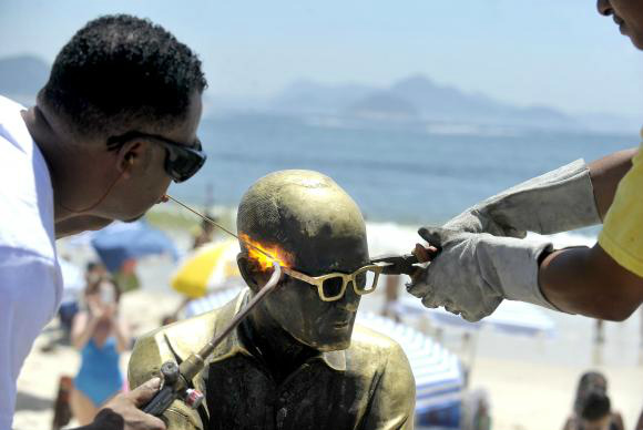 A estátua do poeta Carlos Drummond de Andrade, em Copacabana, recebe novos óculos, depois de ter o objeto roubado pela nona vez