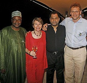 Amos Adamu (de verde) em foto tirada na Copa junto com Jérôme Valcke, secretário-geral da Fifa. (Adrian de Kock/Efe)
