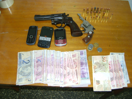Armas e dinheiro encontrados com os dois presos em Coronel Sapucaia.