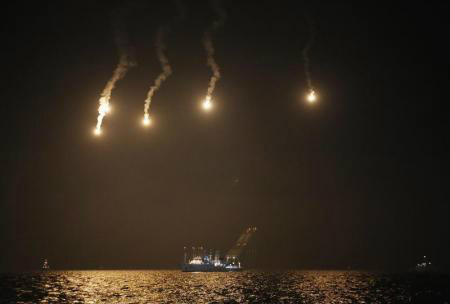 Sinalizadores lançados sobre o mar de Jindo, onde a barca de passageiros Sewol afundou, durante operação noturna de resgate, em Jindo. 