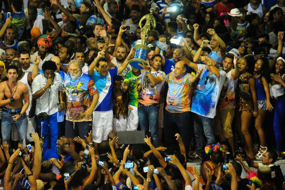  Festa na quadra da Beija-Flor, em Nilópolis, na Baixada Fluminense. Componentes da escola comemoram o título de campeã do Grupo Especial do carnaval do Rio - Tânia Rêgo/Agência Brasil