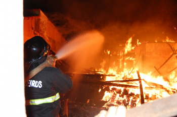 Fogo destroi residência em Amambai Fogo destroi residência em Amambai