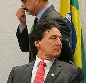 Empresa de senador do PMDB fraudou licitação de R$ 300 mi na Petrobrás Os senadores Eunício Oliveira (frente) e Humberto Costa durante sessão da CCJ do Senado. (Beto Barata/AE)