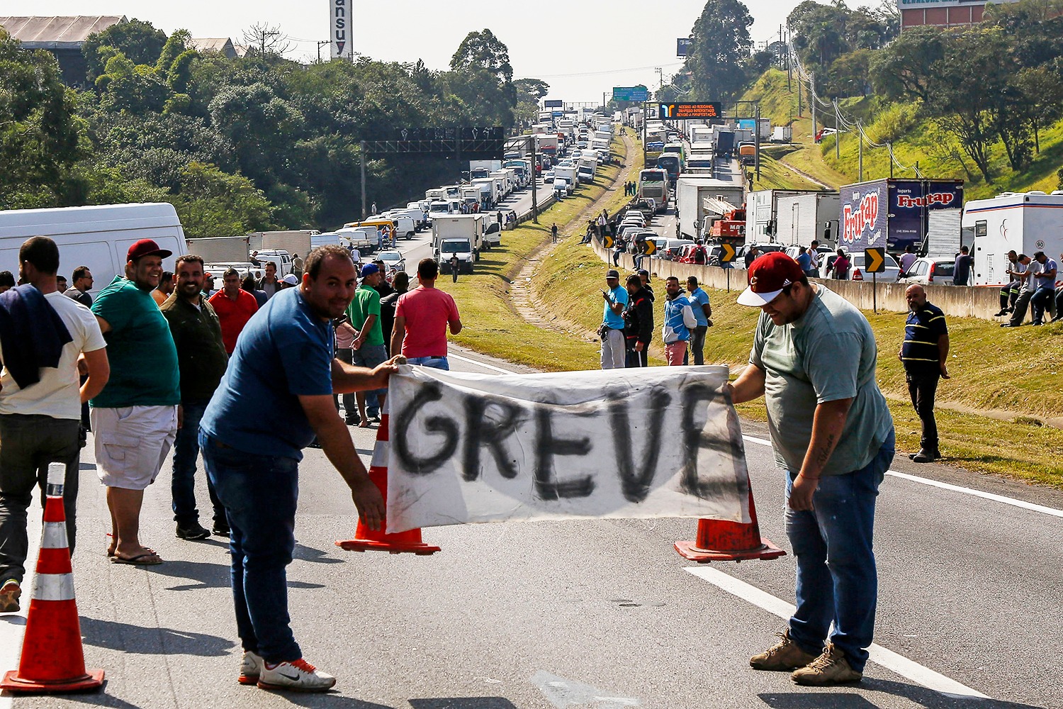 Caminhoneiros bloqueiam a rodovia Régis Bittencourt, em São Paulo (SP) 
