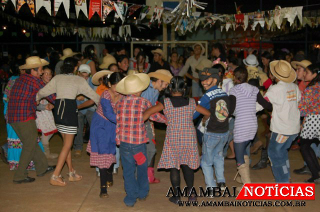 Junho é mês de festa junina, de São Pedro, Santo Antônio e São João A tradicional quadrilha é marcada por muita folia, sempre acontecem após um famoso “casamento caipira” que é muito atrapalhado e engraçado, e tudo termina com mais folia no baile da despedida.Foto:Moreira Produções