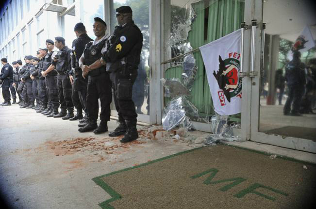 Governo recebe invasores e aceita discutir reivindicações dos trabalhadores