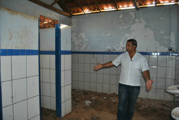 Vereador Carlinhos cobra restauração de prédio público, na vila Cristina Vereador Carlinhos durante visita as instalações abandonadas, em 2012 / Foto: Moreira Produções