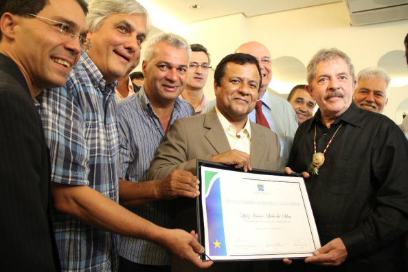 Deputado Amarildo Cruz entrega título ao ex-presidente Lula