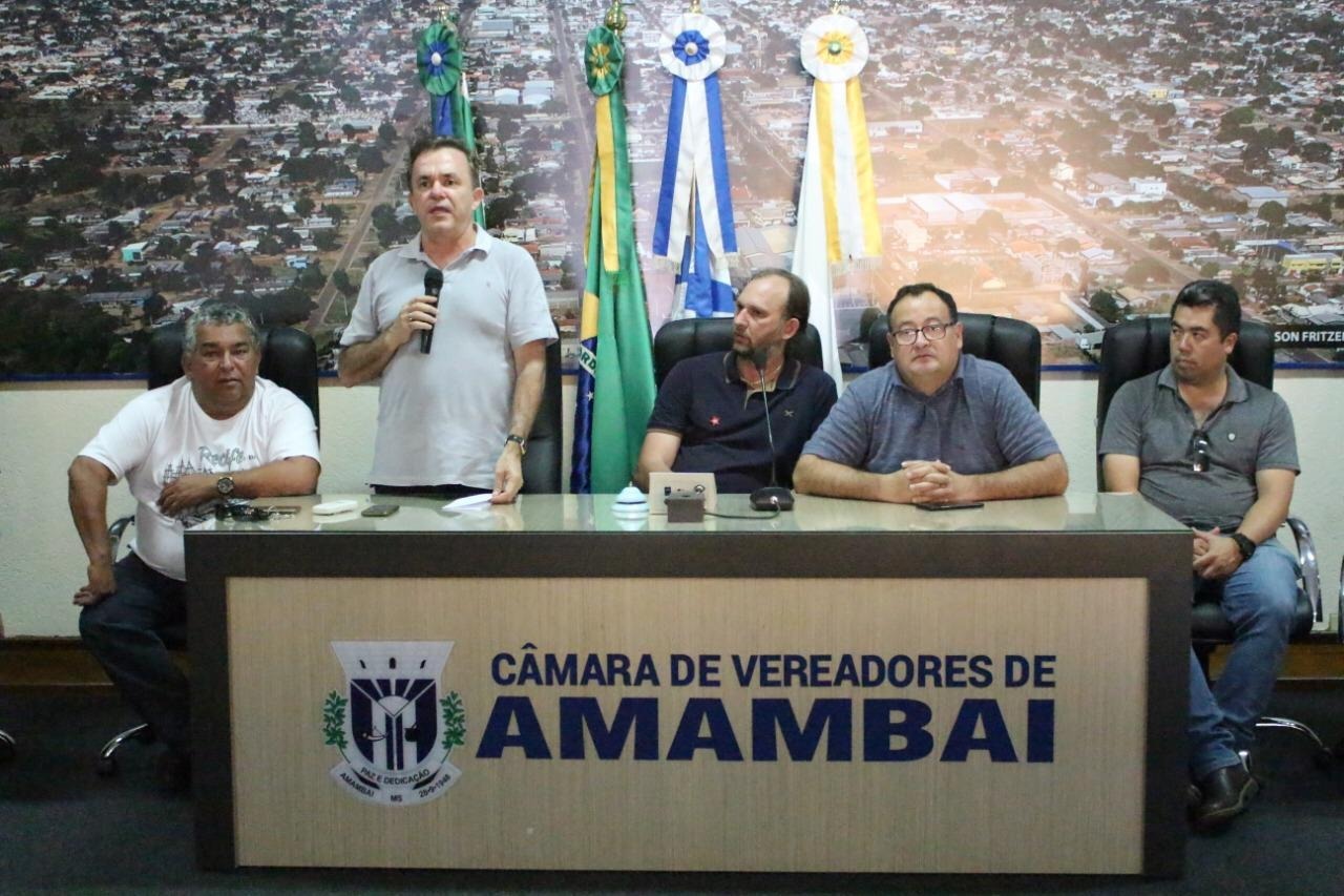 E/D-Vice-prefeito Valter Brito (DEM); deputado Vander Loubet (PT); presidente municipal do PT, Luciney Bampi; prefeito Dr. Bandeira (PSDB) e o líder do PT no legislativo, vereador Humberto Hasegawa / Foto: Decom