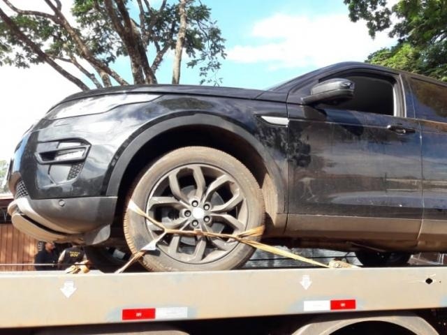 Após perseguição, dupla abandona carro de luxo com mais de 200 kg de maconha Land Rover Discovery apreendida com mais de 200 quilos de droga (Foto: Divulgação/DOF)