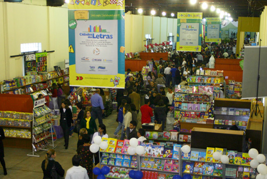 Feira do Livro acontece até domingo com livros de qualidade